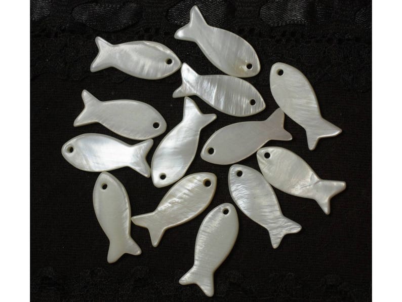 5pc White Mother-of-Pearl Fish Pendant Charms 23mm 4558550021663 image 1