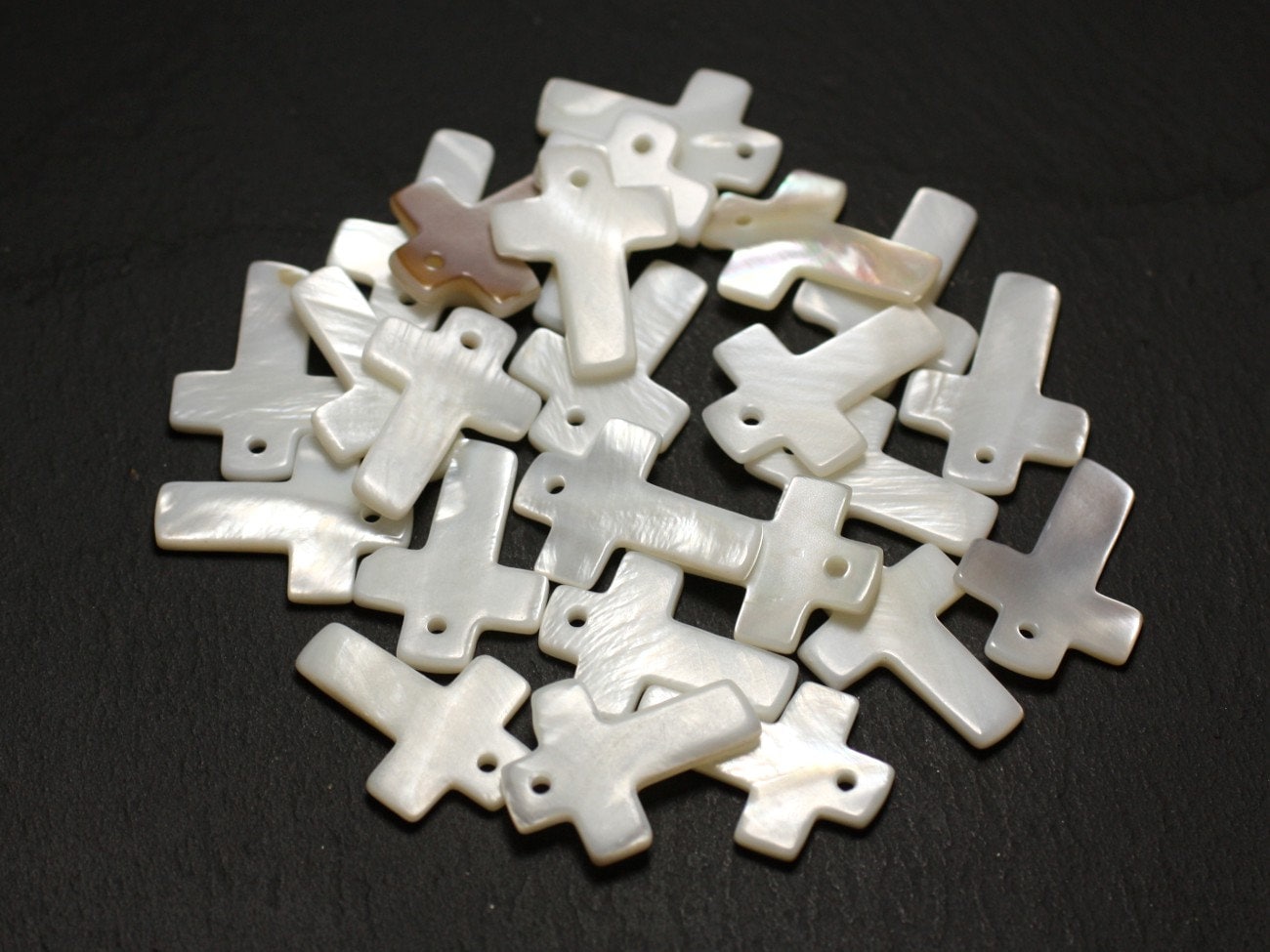 Lot De 4 Pendentifs Croix En Nacre Naturelle - Blanc, 22mm, Référence 45585500134, Neuf