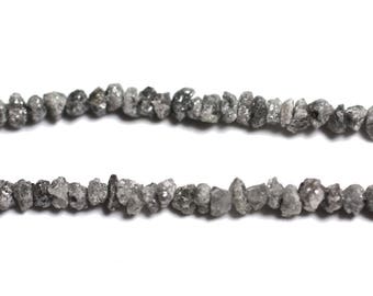 Puede incluir: Una hebra de diamantes negros en bruto sin pulir, también conocidos como diamantes carbonado. Los diamantes tienen una forma irregular y una textura rugosa y natural.