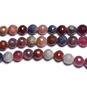 Peut inclure: Un brin de perles de pierres précieuses facettées dans des tons de rose, rouge, bleu et violet. Les perles sont enfilées sur un fil transparent et sont prêtes à être utilisées pour la fabrication de bijoux.