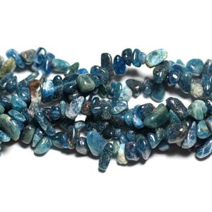 Peut inclure: Un brin de perles en chips de cyanite bleue. Les chips sont de forme irrégulière et présentent un mélange de tons bleus clairs et foncés.