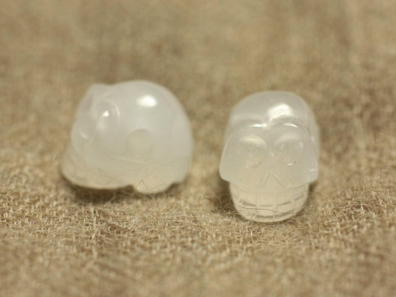 Perle En Pierre Jade Blanche Crâne Tête De Mort 14x10mm - Perçage Dessus - Neuf Artisanal