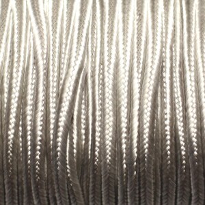 Spoel ca. 45 meter - Koord Lanyard Stof Satijn Soutache 2.5mm Lichtgrijs parelmoer zilver