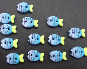 Boutons petits poissons bleus, 17 mm, lot de 8, faits main en argile polymère,