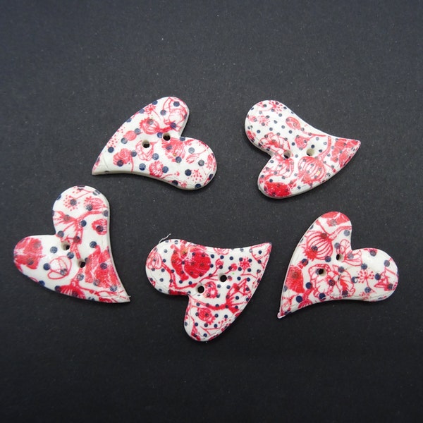 Boutons à coudre en forme de  cœur blanc à fleurs rouges, 3 cm (1.18"), lots de 2 ou 3