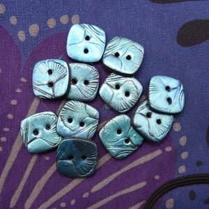 Shiny blue green gingko leaf patterned sewing buttons, 20 mm (0.78 in)