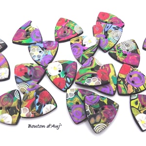 Può includere: Una collezione di bottoni triangolari colorati con disegni floreali. I bottoni presentano un mix di motivi rossi, viola, verdi e gialli. Ogni bottone ha un piccolo foro per cucire. Il testo "Bouton d'Auj'" è visibile.