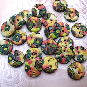 Puede incluir: Un conjunto de botones hechos a mano con diseños coloridos. Cada botón redondo presenta diseños únicos con remolinos verdes, rojos, amarillos y negros. Los botones tienen dos o cuatro agujeros para coser.