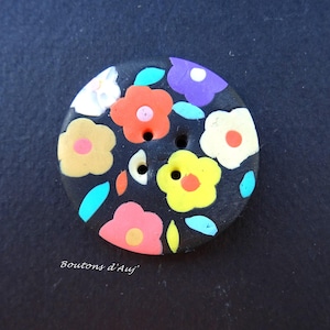 Nähknopf mit Blumen auf schwarzem Grund 4 cm, in 2 Exemplaren, origineller Phantasieknopf zum Annähen