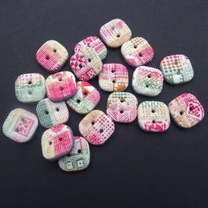 Peut inclure: Une collection de boutons carrés dotés de deux trous au centre. Chaque bouton présente un motif unique de points, de lignes et de formes géométriques dans des tons vifs de rose, vert, orange et jaune sur un fond blanc cassé.