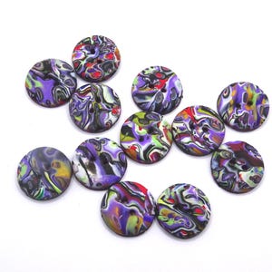 Puede incluir: Una colección de once botones redondos con un patrón jaspeado de colores arremolinados en morado, negro, blanco, verde lima y rojo. Cada botón tiene una superficie lisa y brillante con dos pequeños agujeros centrados para su fijación.