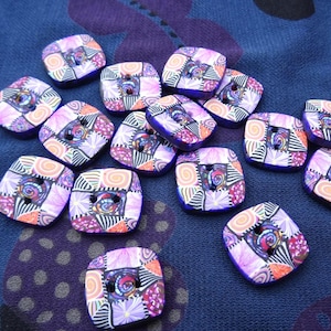 Peut inclure: Une collection de boutons carrés présentant un motif patchwork multicolore. Chaque bouton possède deux trous centraux et affiche une variété de formes géométriques, de tourbillons et de lignes dans des tons de violet, rose, orange, noir et blanc.