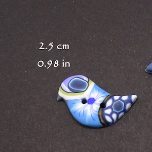 Boutons oiseaux bleu à motifs, 4 dimensions au choix, faits à la main 6 oiseaux 2.5 cm