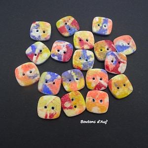 Peut inclure: Une collection de boutons carrés aux coins arrondis, chacun présentant un motif unique d'éclaboussures de peinture multicolores dans des tons de rouge, bleu, jaune et orange. Chaque bouton a deux trous centraux. Le texte Boutons d'Auj' est visible.
