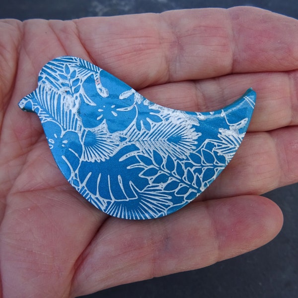 Broche: un oiseau bleu, bijou peint modèle unique,  prêt à offrir avec sa pochette cadeau