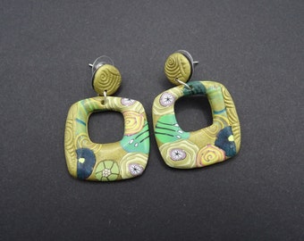 Boucles d'oreilles dorées et vert 4.5 cm -  originales et chic - très légères