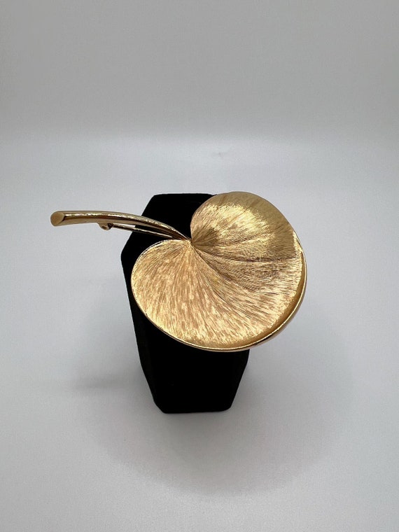 Vintage Pastelli Lily Pad Brooch Brushed Gold Ton… - image 2