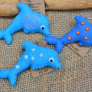 Porte-clés dauphin, porte-clés dauphin en feutre brodés à la main, cadeau idéal pour les amoureux des dauphins, animaux marins, dauphins colorés mignons, cadeau unique