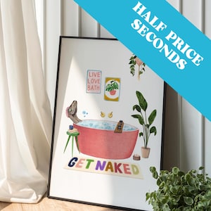 Puede incluir: Una impresión artística enmarcada que presenta una ilustración caprichosa de un dinosaurio relajándose en una bañera roja. La impresión incluye el texto "GET NAKED" en una alfombra de baño y "LIVE LOVE BATH" en un letrero. También se representan plantas y un taburete verde.