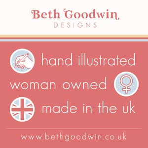 Op de afbeelding: Een afbeelding met de tekst "Beth Goodwin DESIGNS" in een decoratief lettertype. De afbeelding bevat ook de zinnen "hand illustrated", "woman owned" en "made in the UK", plus een websiteadres.