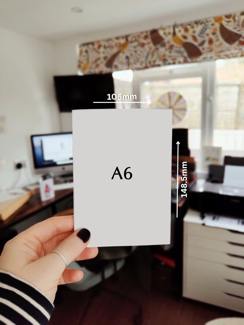 K&ouml;nnte beinhalten: Eine wei&szlig;e Karte mit dem Text "A6" darauf gedruckt. Die Karte ist 105 mm breit und 148,5 mm hoch.