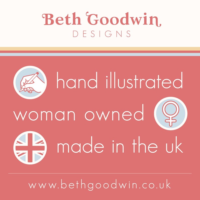 Op de afbeelding: Een roze en witte grafiek met de tekst "Beth Goodwin Designs" bovenaan. De tekst "hand illustrated" staat in wit op een lichtblauwe cirkel met een potlood en een handtekening. De tekst "woman owned" staat in wit op een lichtblauwe cirkel met een vrouwelijk symbool. De tekst "made in the uk" staat in wit op een lichtblauwe cirkel met een Union Jack-vlag. De tekst "www.bethgoodwin.co.uk" staat onderaan.
