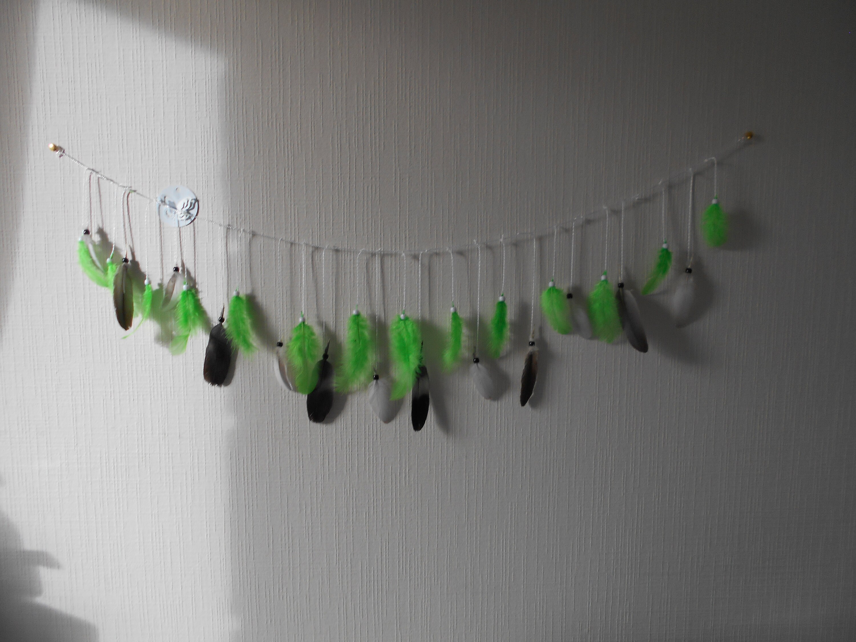 Guirlande en Plumes, Frange de Plumes, Deco Murale, Tenture Murale. Fanion , Plumes Vertes, Grises N