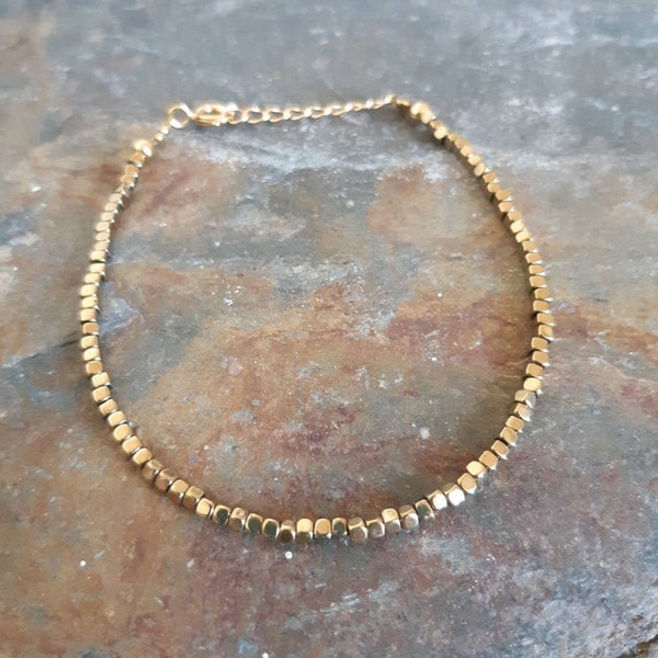 Bracelet fin hématite doré, or 24 carats, bohème chic, cadeau femme.