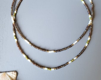 Collier de perles de rocaille en verre du Japon, marron, blanc, vert, doré 24 carats, boho bohème.