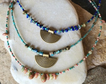 Collier boho bohème en pierre semi-précieuse de jaspe impérial/ lapis lazuli, turquoise / unakite et perles du Japon, ras le cou, choker.