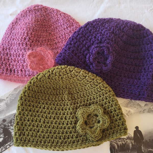 Bonnet laine femme avec fleur 4 coloris au choix kaki/ violet/ vert chiné, rose, crochet, rétro, romantique, chapeau, fait main.