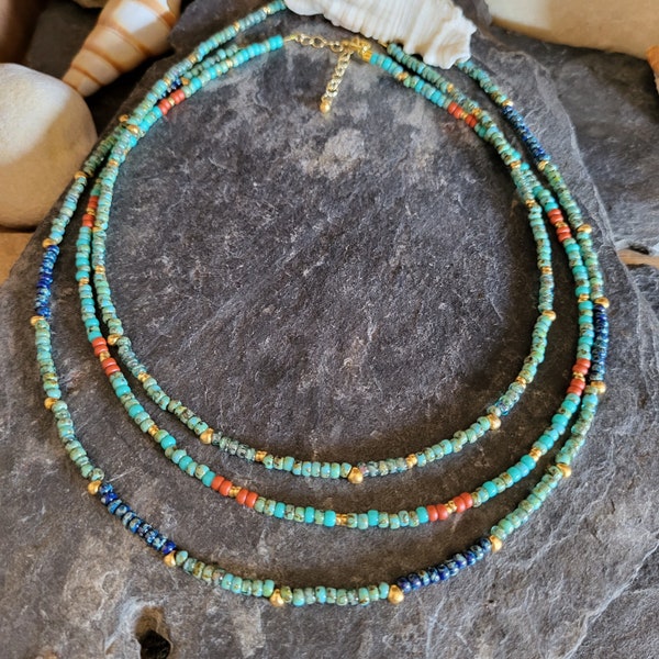 Collier de perles de rocaille en verre du Japon, turquoise, terracotta, cobalt, doré 18 carats, boho bohème.