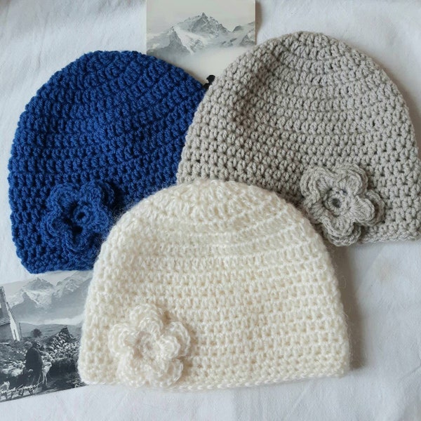 Bonnet femme en laine avec fleur, 3 coloris au choix, couleur écru, bleu, blanc, rétro, romantique, chapeau, fait main.