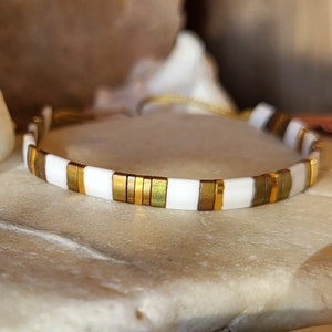 Fine and elegant bracelet with khaki, white, beige and gold (24k) Japanese beads, two colors to choose from.