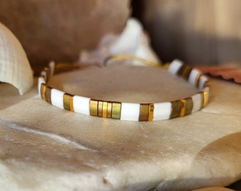 Fine and elegant bracelet with khaki, white, beige and gold (24k) Japanese beads, two colors to choose from.