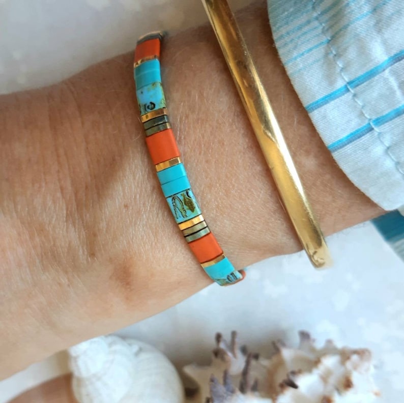Bracelet en perle Japonais Miyuki Tila corail, turquoise et dorés 24K, bracelet tendance boho bohème, cadeau, macramé ajustable. image 2