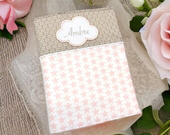 Protège carnet de santé, beige et rose pâle, personnalisable avec un prénom brodé