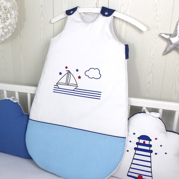 Gigoteuse bébé taille 1 à 8 mois, thème marin, bleu marine, blanc, bleu ciel, brodée avec motif bateau.