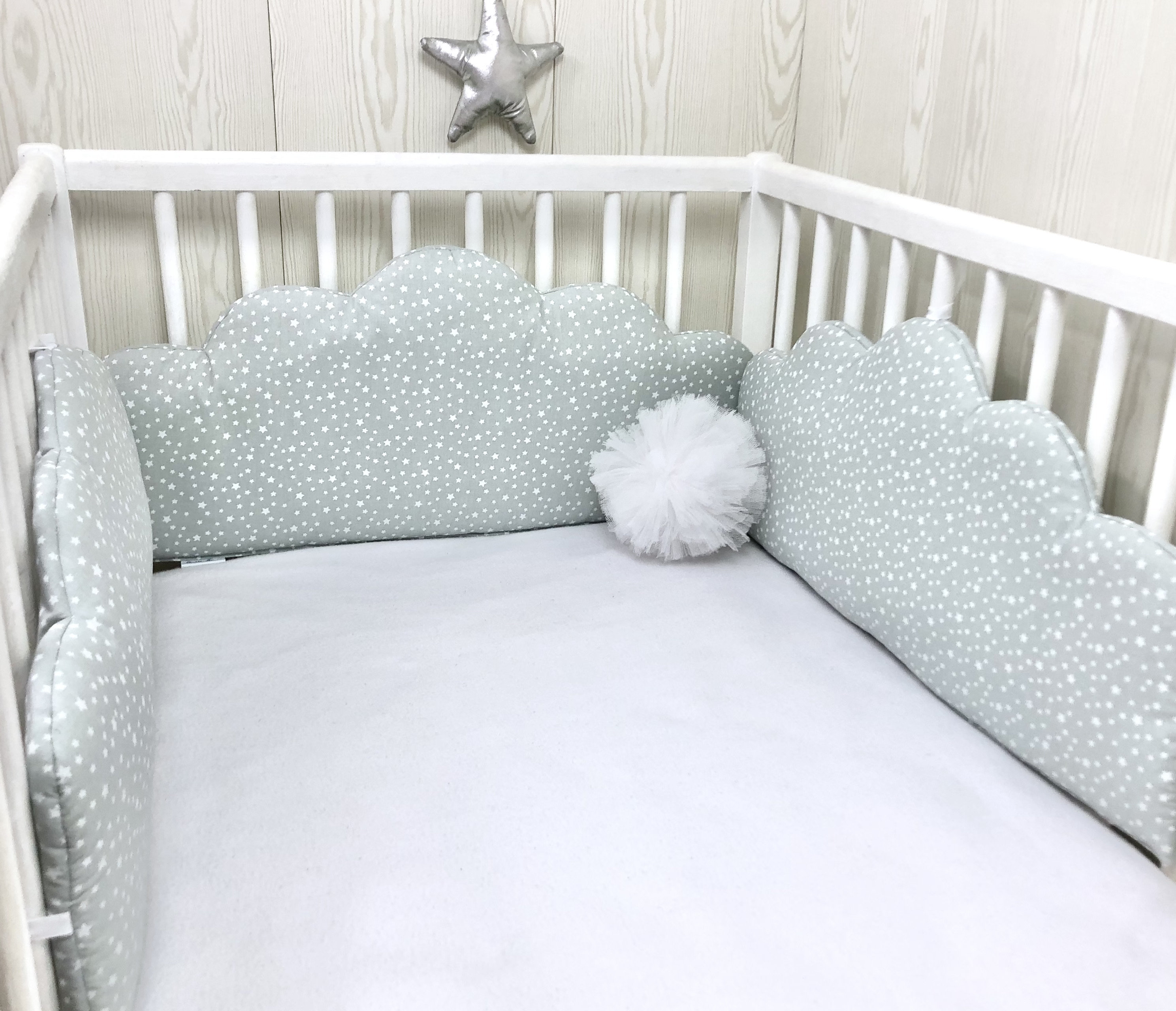 Tour de Lit Bébé, 3 Panneaux Nuages, Tissu Gris, Motif Étoiles.
