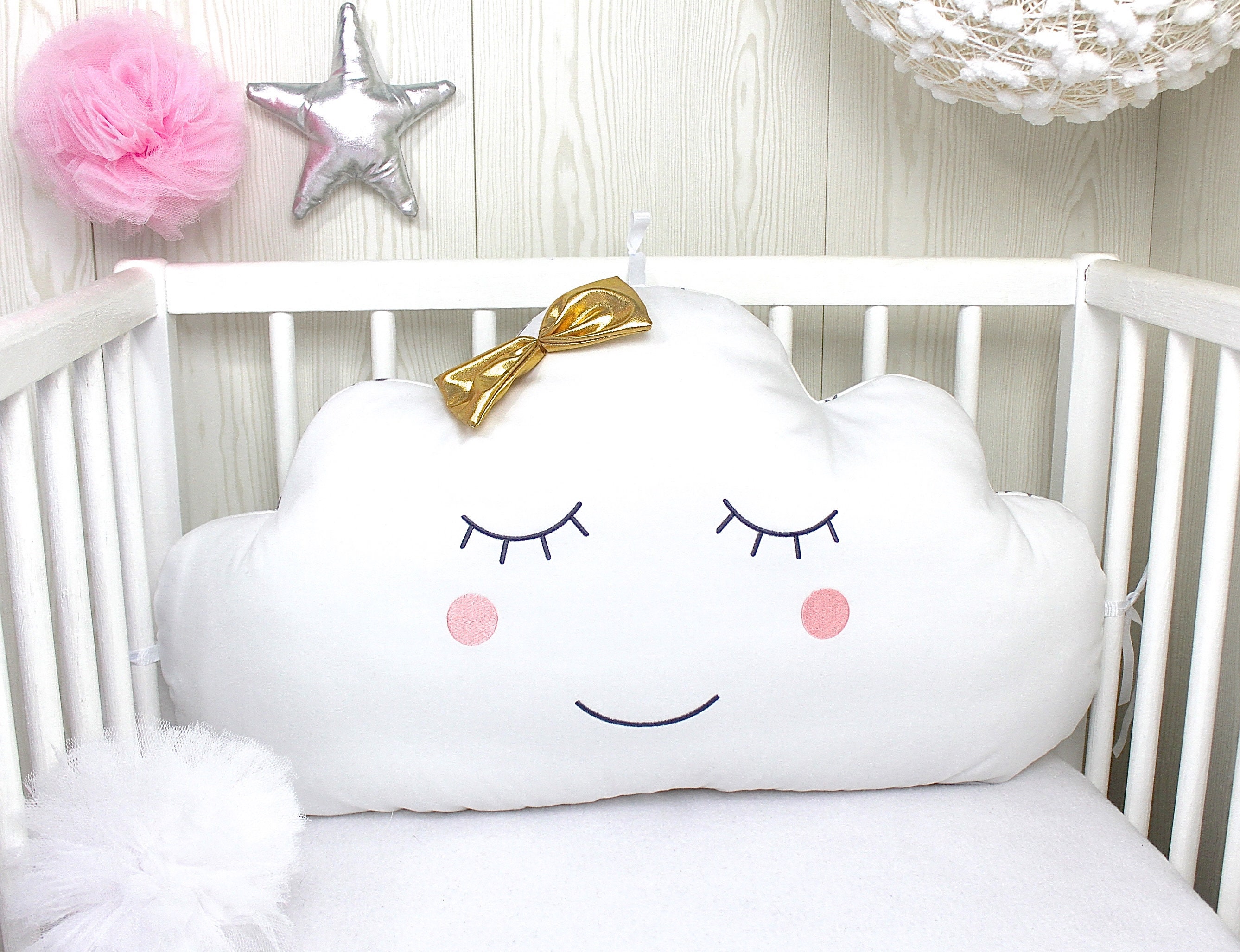 Coussin Nuage Brodé avec Un Visage, Pour Tour de Lit ou Parc, Noeud Doré, Blanc