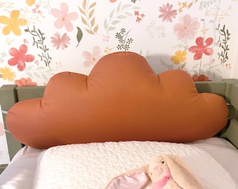 Cuscino testiera a forma di nuvola, disponibile in 19 colori e nelle larghezze di 60, 70, 80 o 90 cm.