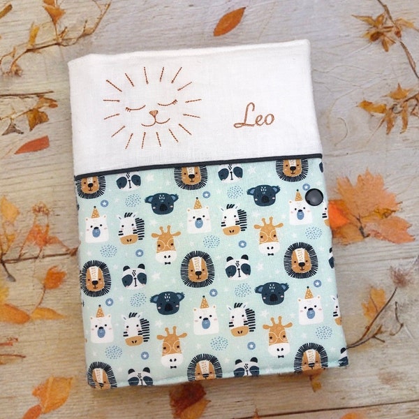 Protège carnet de santé motif jungle et lion, avec un prénom brodé