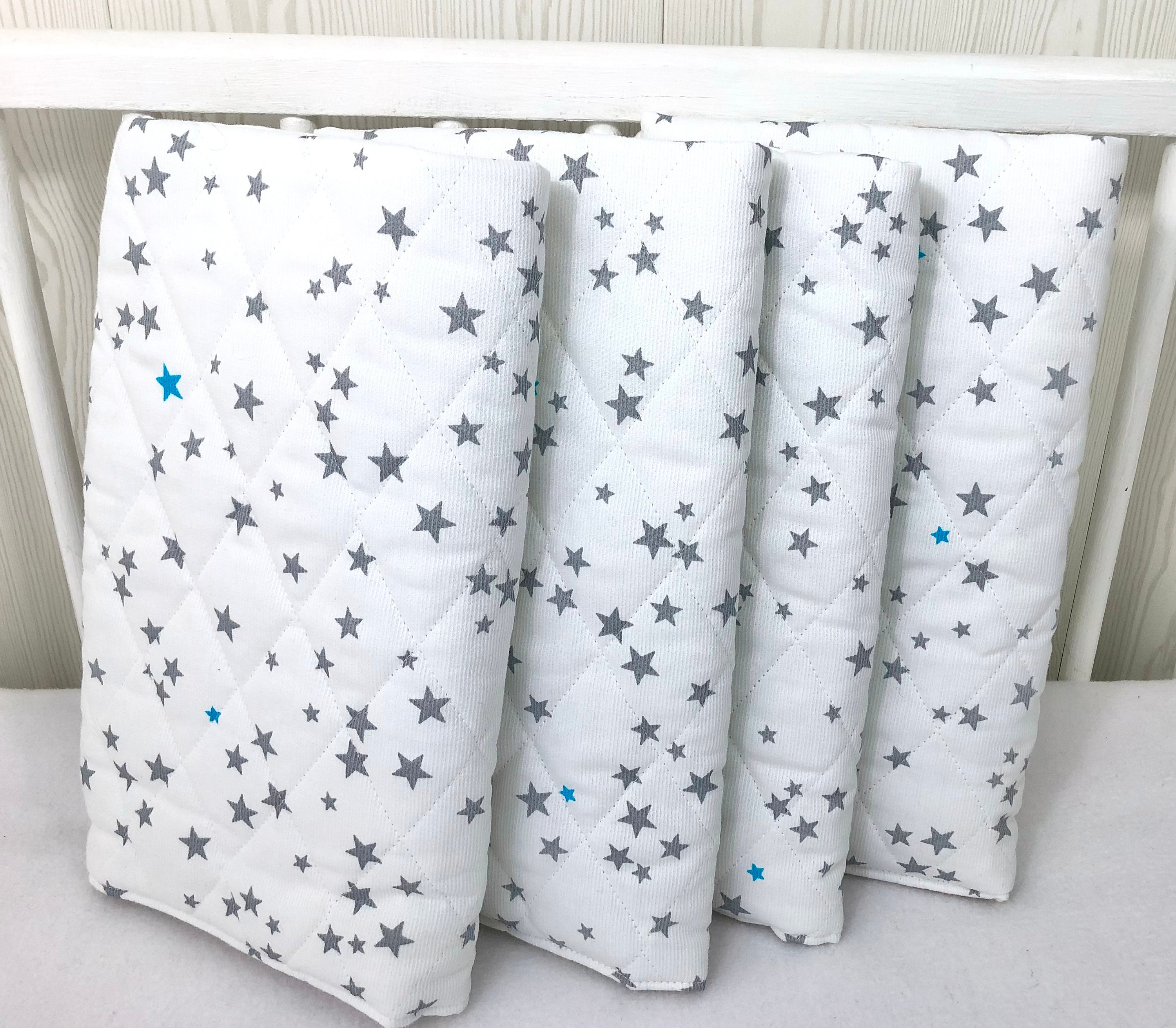 Lot de 4 Protège Barreaux Pour Tour Lit Bébé, Étoiles Grises et Turquoise. Chacun 14 à 16cm Large | 