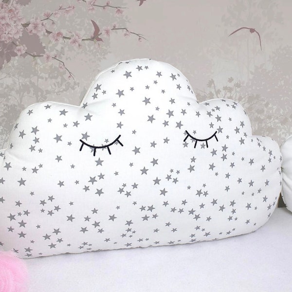 Coussin nuage yeux dormeurs, étoiles grises. Pour tête de lit, ou autre usage