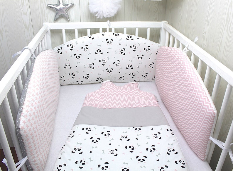 Tour de lit bébé couleur rose, blanc et gris, thème panda pour la chambre de bébé - Créatrice ESTY : PetitLionForBaby