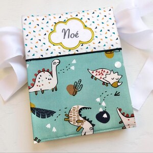Protector de libreta de salud con estampado de dinosaurios, personalizable con un nombre bordado