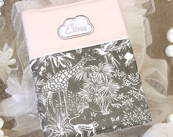 Protège carnet de santé beige et rose, motif jungle, personnalisable avec un prénom brodé