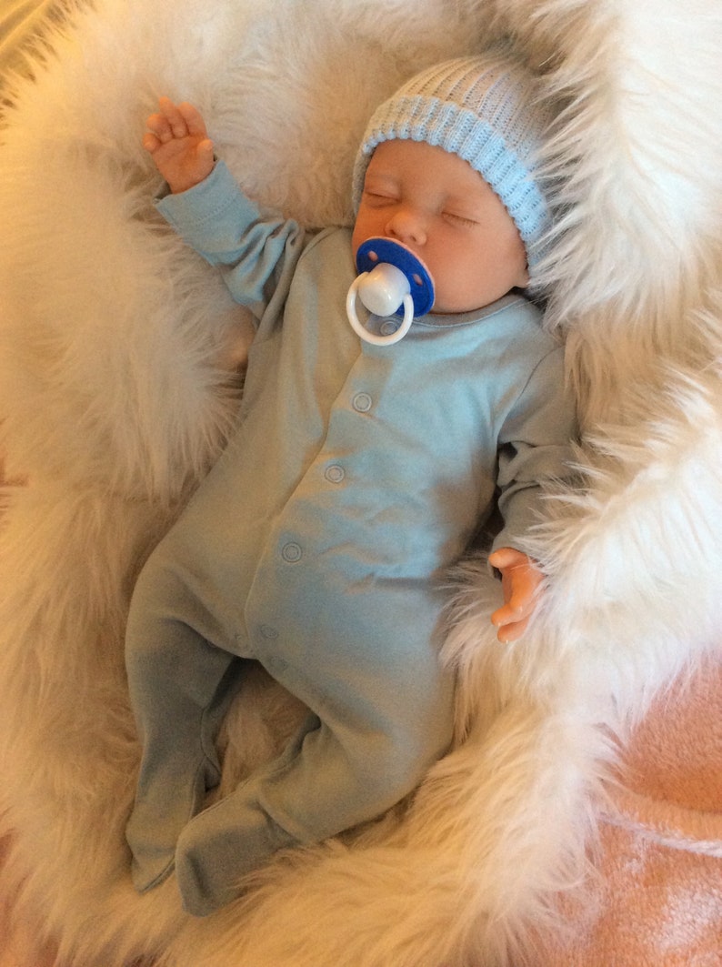 VENTE Royaume-Uni Reborn Baby Doll 19 pouces pour bébé fille ou garçon endormi, peau tachetée réaliste, tétine magnétique adaptée aux enfants Boy