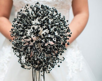 Midnight Skull Bouquet: A dark, gothic alternative wedding bouquet with a contemporary twist for your bespoke wedding