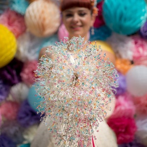 Bouquet da sposa alternativo: A Rainbow Sweetie, bouquet alternativo su misura con Swarovski Xilions, stelle e piccole sculture in bronzo sterling
